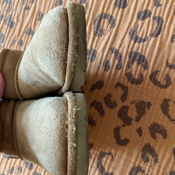 UGG Toddler Chestnut Suede Shearling-Lined Booties - Picture 5 of 5
